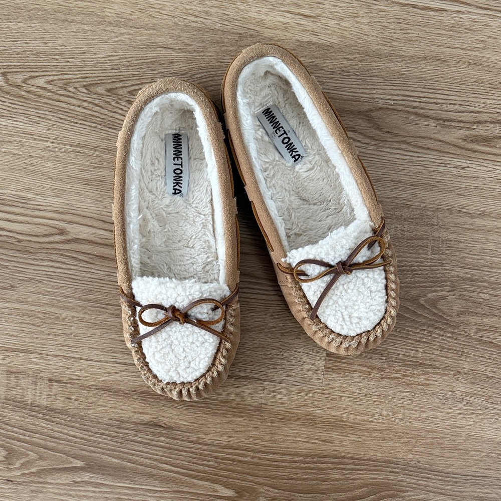 Minnetonka Cozy Tan and Cream Women’s Moccasins Slippers Size 10